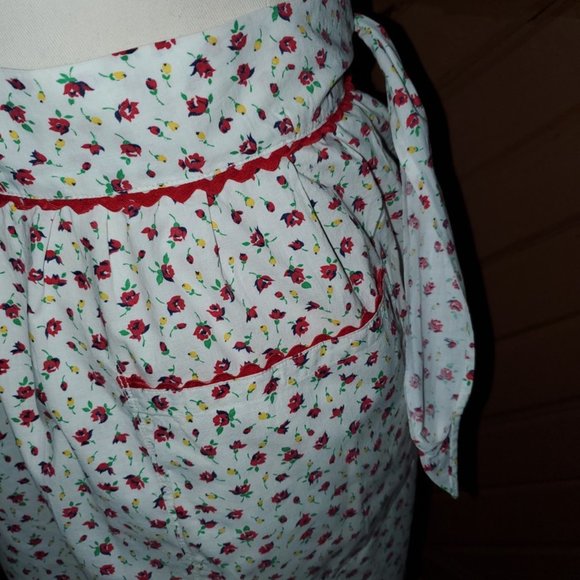 Vintage 1960's Red Floral Cotton Hostess Half Apron 2 Pockets Ric Rac Trim - Picture 3 of 5